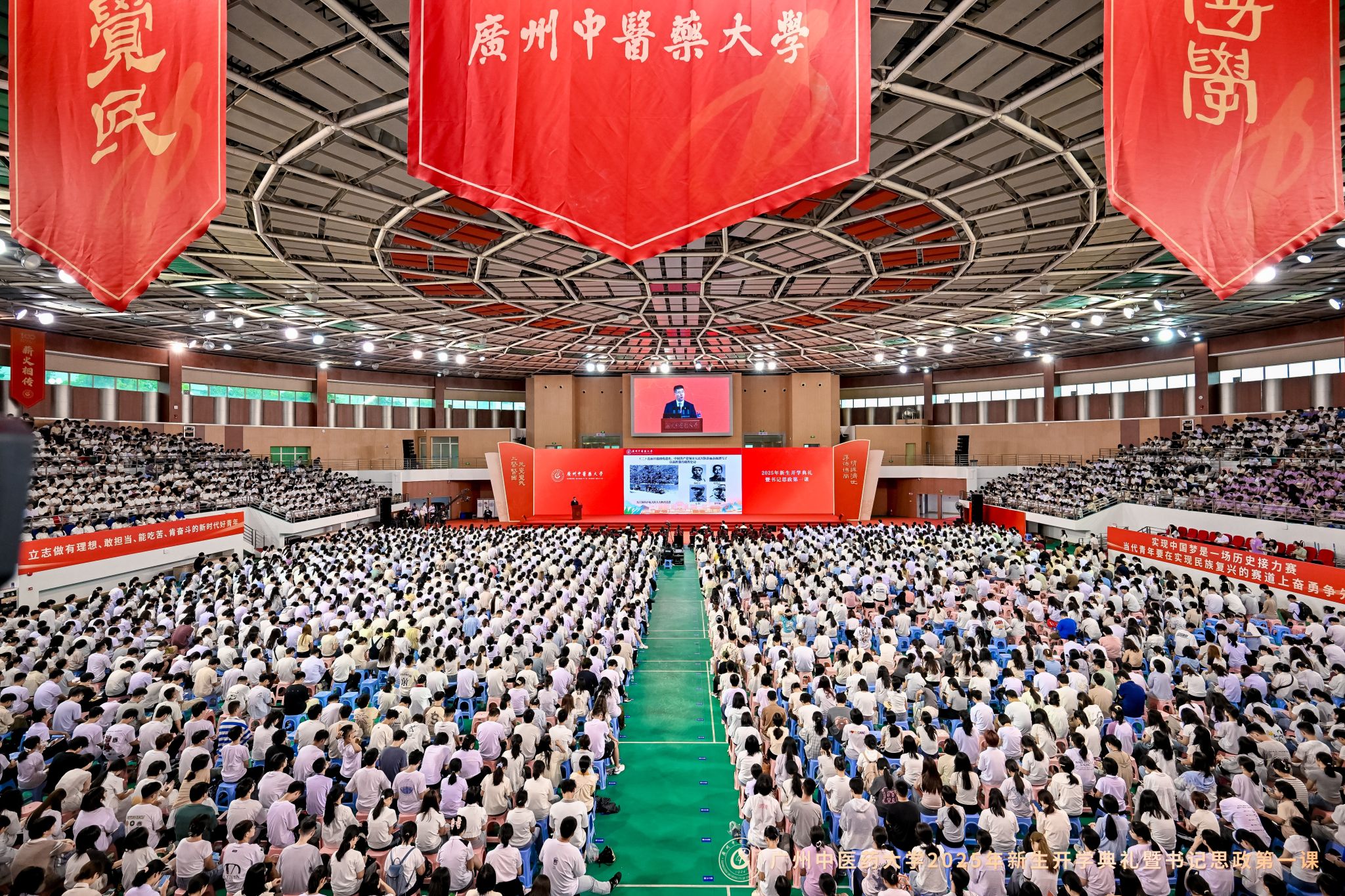 铭记抗战历史 传承岐黄薪火！bat365正版唯一官网党委书记陈文锋为2025级新生讲授“思政第一课”