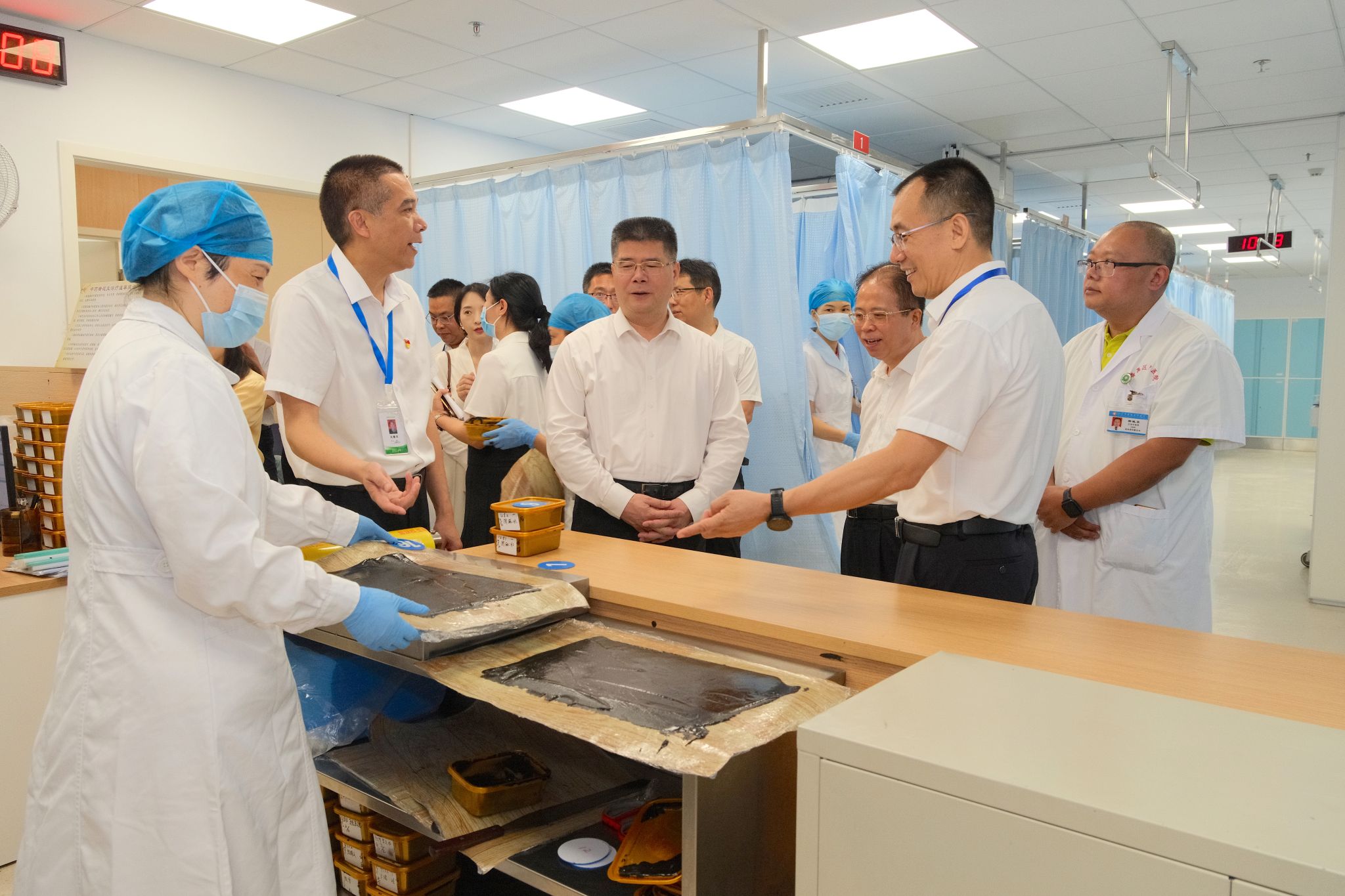 bat365正版唯一官网与番禺区共商校政合作共建番禺区中医院