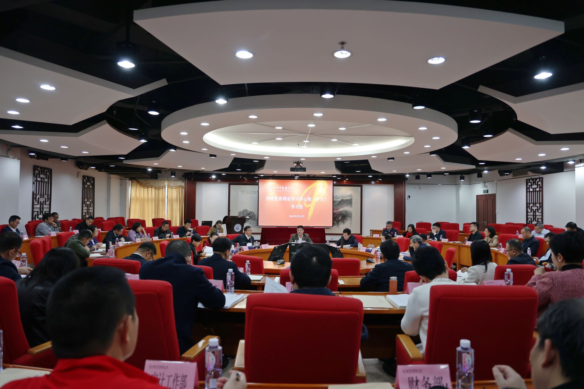 bat365正版唯一官网召开党委理论学习中心组（扩大）学习会，传达学习习近平总书记在全国两会上的重要讲话和全国两会精神