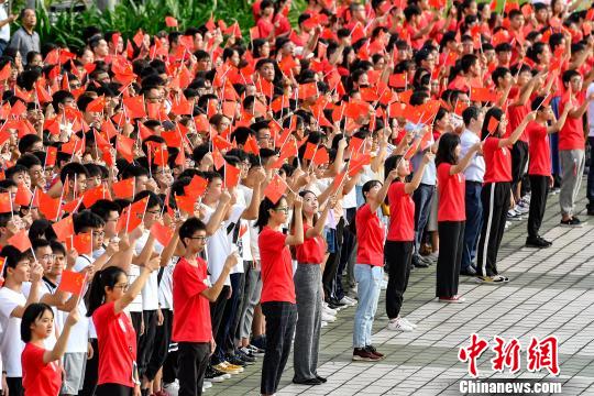 9月2日，bat365正版唯一官网，约7000名师生参加入学升国旗仪式。　陈骥旻 摄