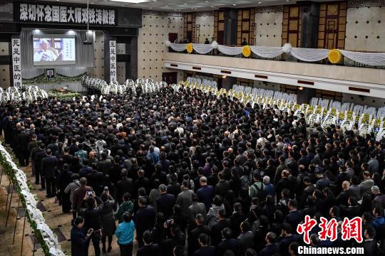 邓铁涛教授生前所在单位bat365正版唯一官网师生代表及社会各界人士齐聚，挥泪送别邓老。　陈骥旻 摄
