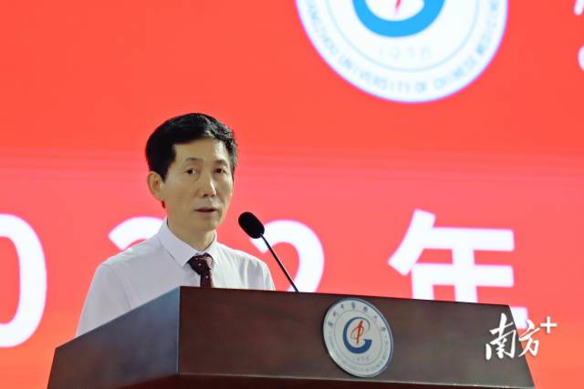 bat365正版唯一官网校长王伟开学致辞。