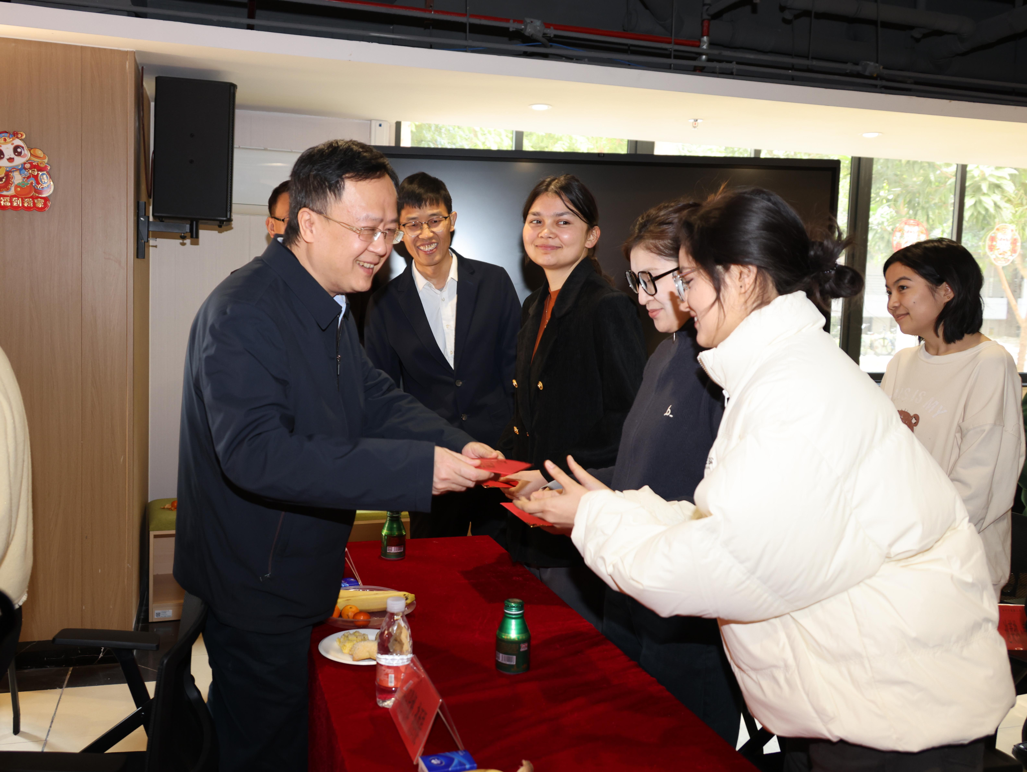 省委教育工委、省教育厅慰问组来bat365正版唯一官网走访慰问寒假留校新疆籍学生及少数民族专职辅导员
