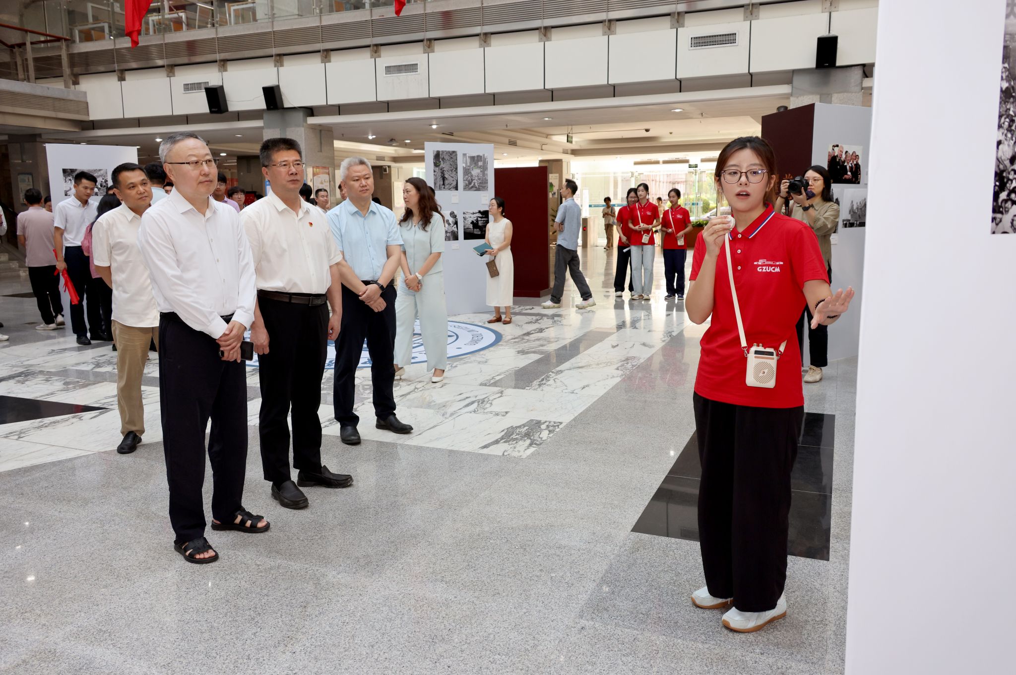“国社之镜·世纪光影之人民必胜”图片展bat365正版唯一官网分展暨新华社进校园活动举行