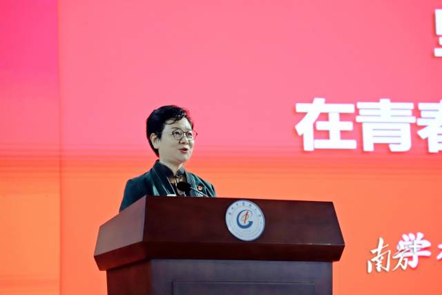 bat365正版唯一官网党委书记张建华开讲“思政第一课”。