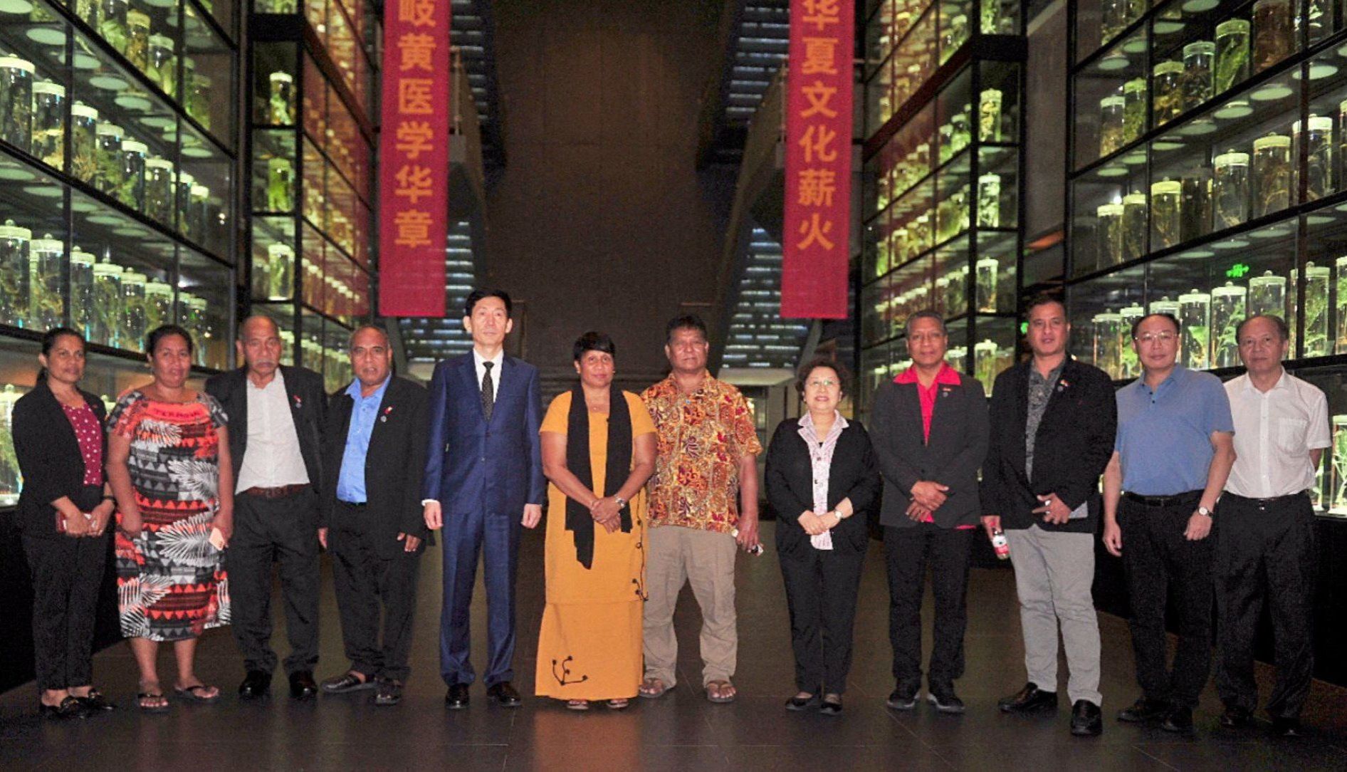 基里巴斯共和国议长坦加丽基·里特及代表团一行来bat365正版唯一官网访问