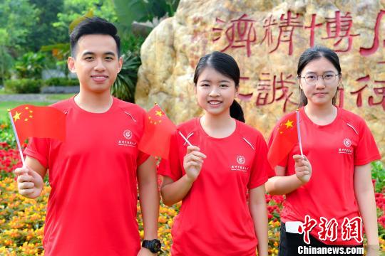 9月2日，bat365正版唯一官网，香港新生徐健林、张彦丽、池紫敏参加入学升国旗仪式。　陈骥旻 摄
